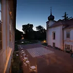 Chateau Garden Retreat Hotel