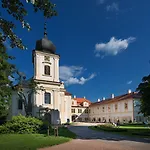 Chateau Garden Retreat 4* Loučeň