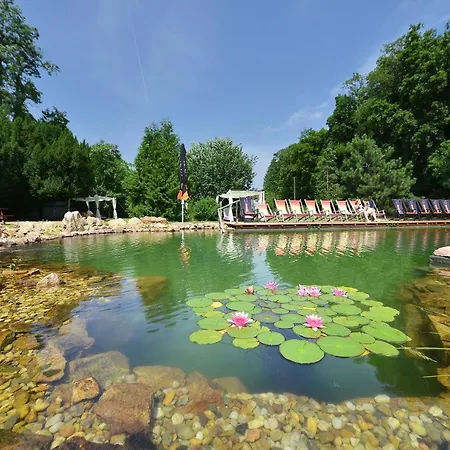 Chateau Garden Retreat فندق Loučeň