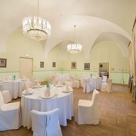 Chateau Garden Retreat Hotel Loucen
