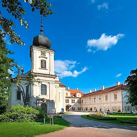 Hotel Chateau Garden Retreat Loučeň