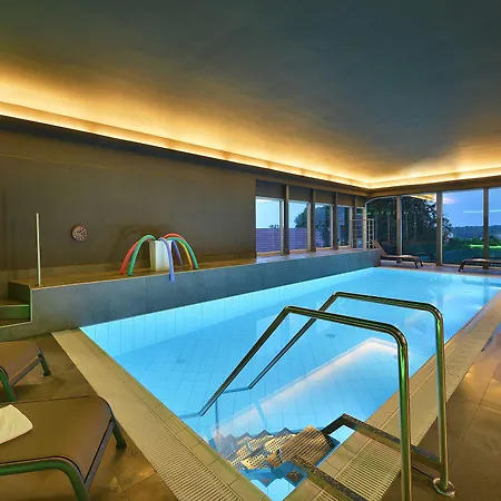 מלון Chateau Garden Retreat 4*