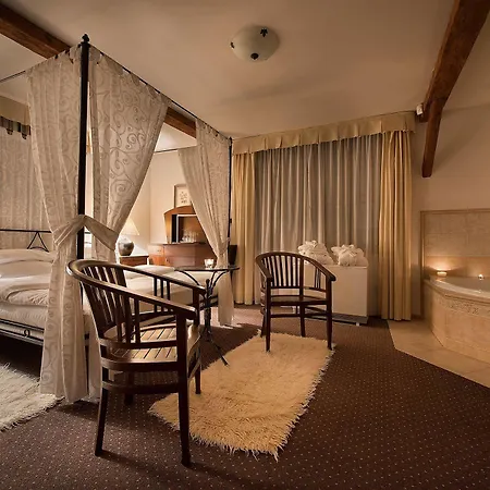 Chateau Garden Retreat فندق Loučeň